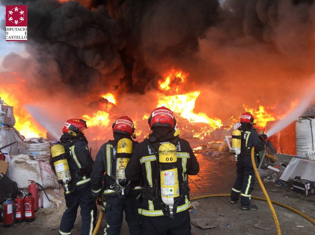 Fotos: Incendio industrial en una empresa de reciclaje de palés en Betxí