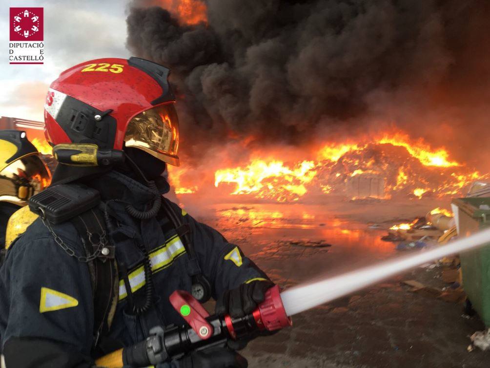 Fotos: Incendio industrial en una empresa de reciclaje de palés en Betxí