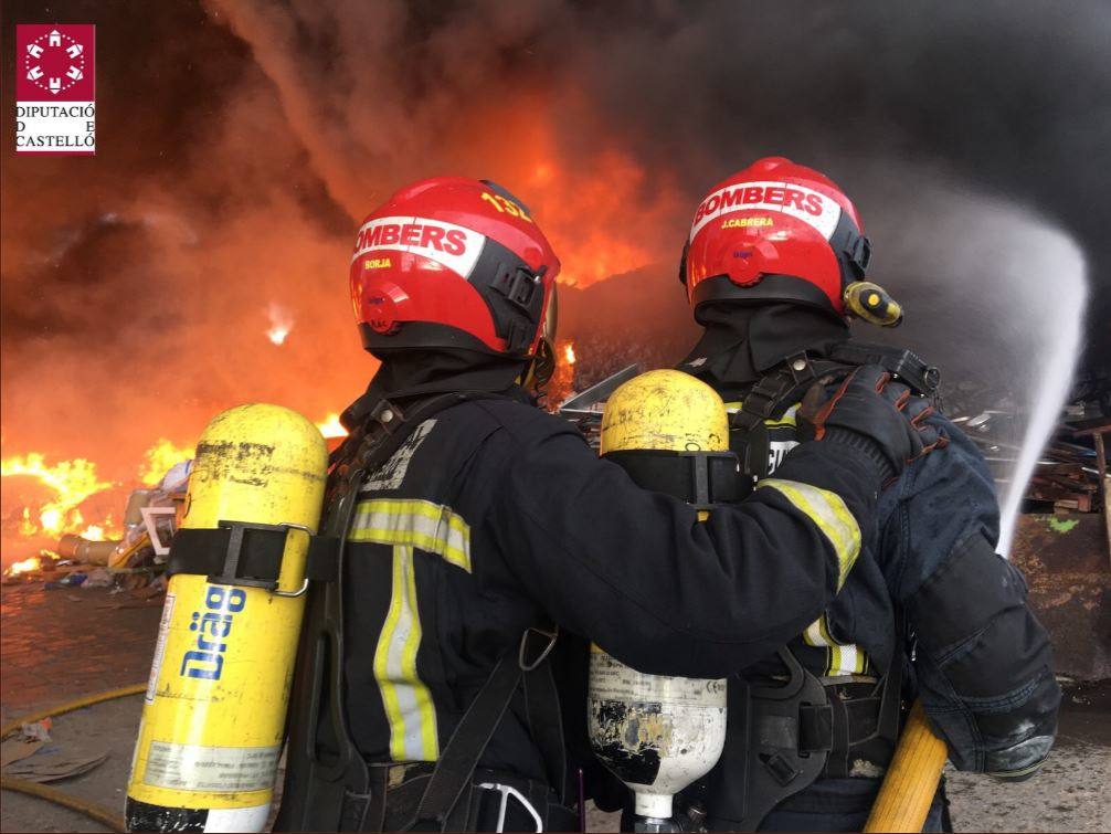 Fotos: Incendio industrial en una empresa de reciclaje de palés en Betxí