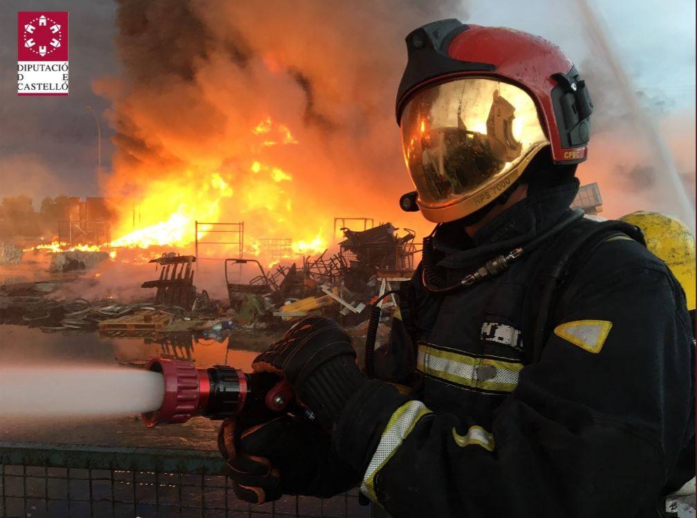 Fotos: Incendio industrial en una empresa de reciclaje de palés en Betxí