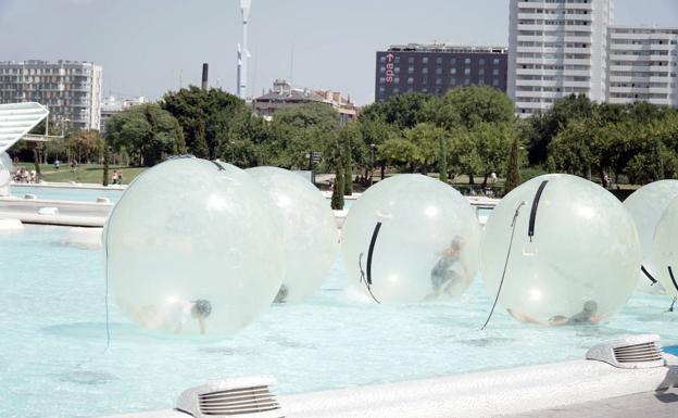 Las 'waterballs' sirven para demostrar el equilibrio dentro del agua.