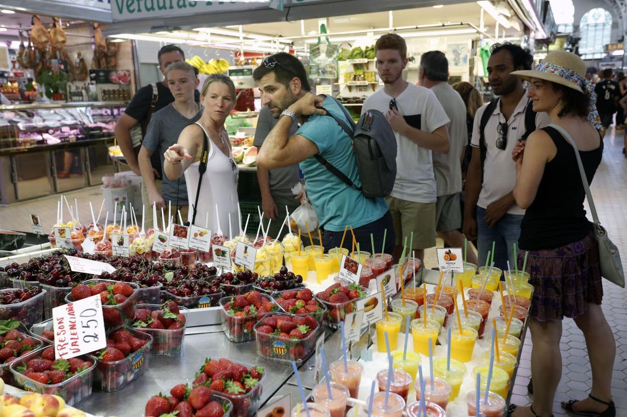 Uno de los puestos de fruta del mercado. 