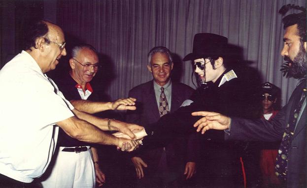 Foto durante la visita de Michael Jackson a la fábrica. 