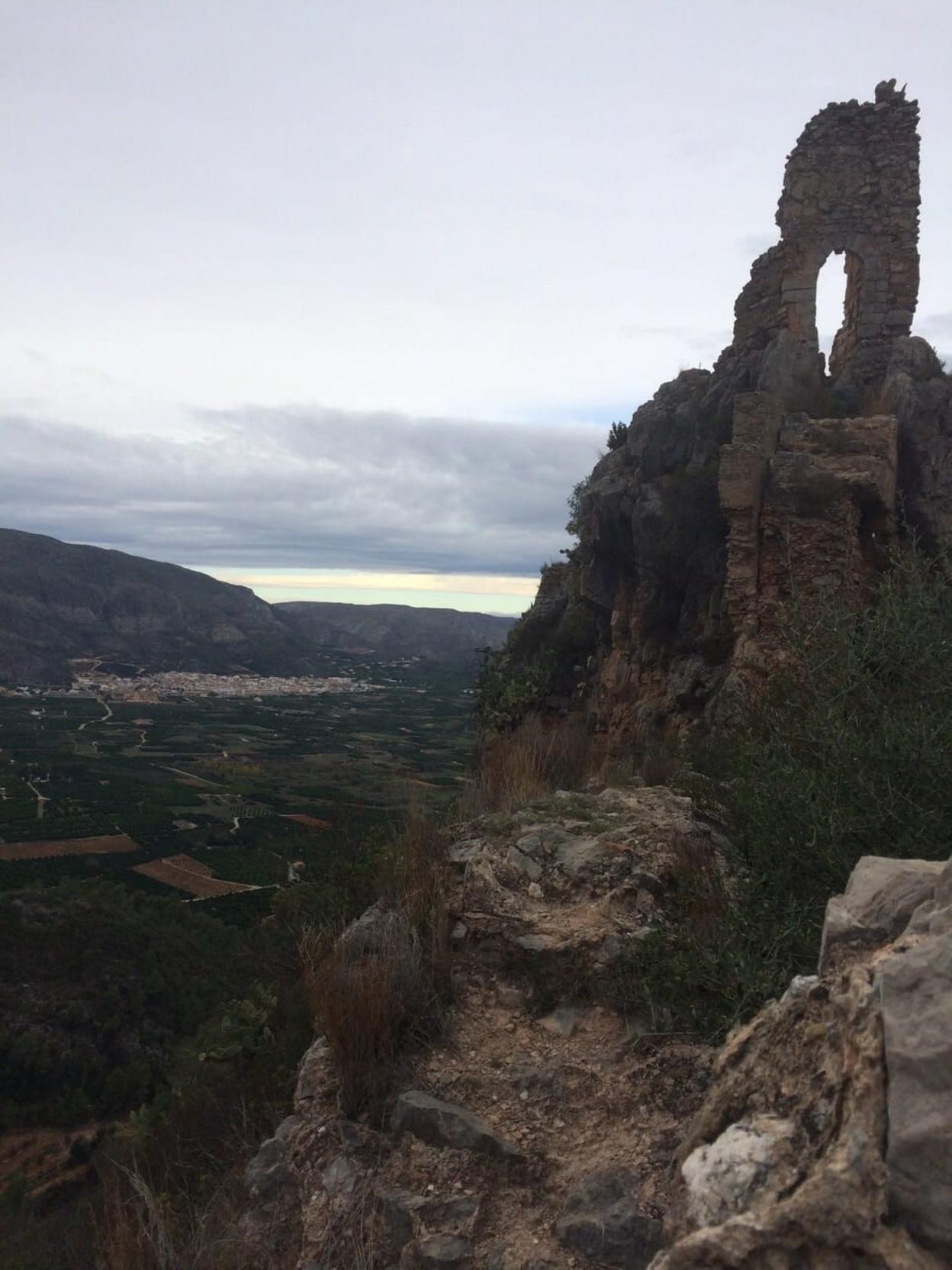 Uno de los muros de la fortificación de Benifairó con la localidad de Tavernes al fondo. 