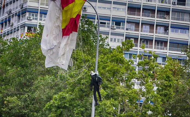 El paracaidista que descendía con la bandera en el desfile de la Fiesta Nacional impacta contra una farola