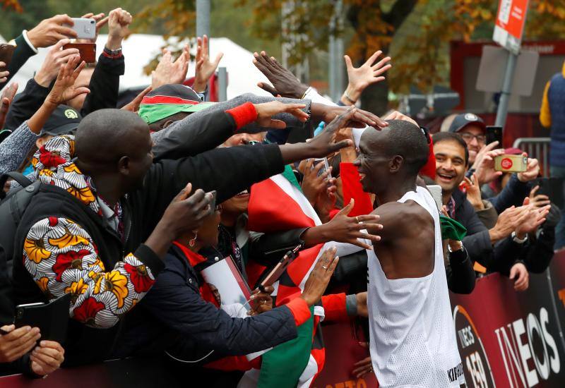 Fotos: Kipchoge derriba la barrera de las dos horas