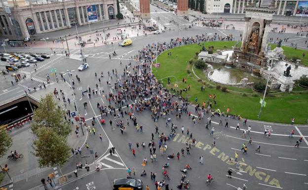 Independentistas se concentran en las inmediaciones de la Plaza de España.