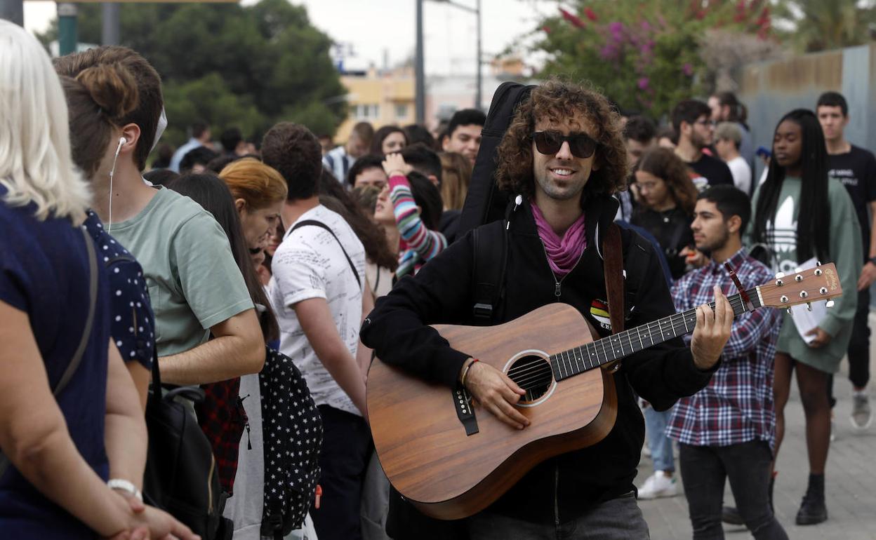 Participantes en el casting de 'Operación Triunfo' hacen cola en Feria Valencia. 