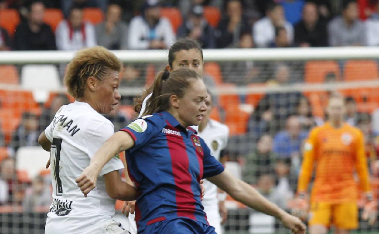 Nada frena al fútbol femenino