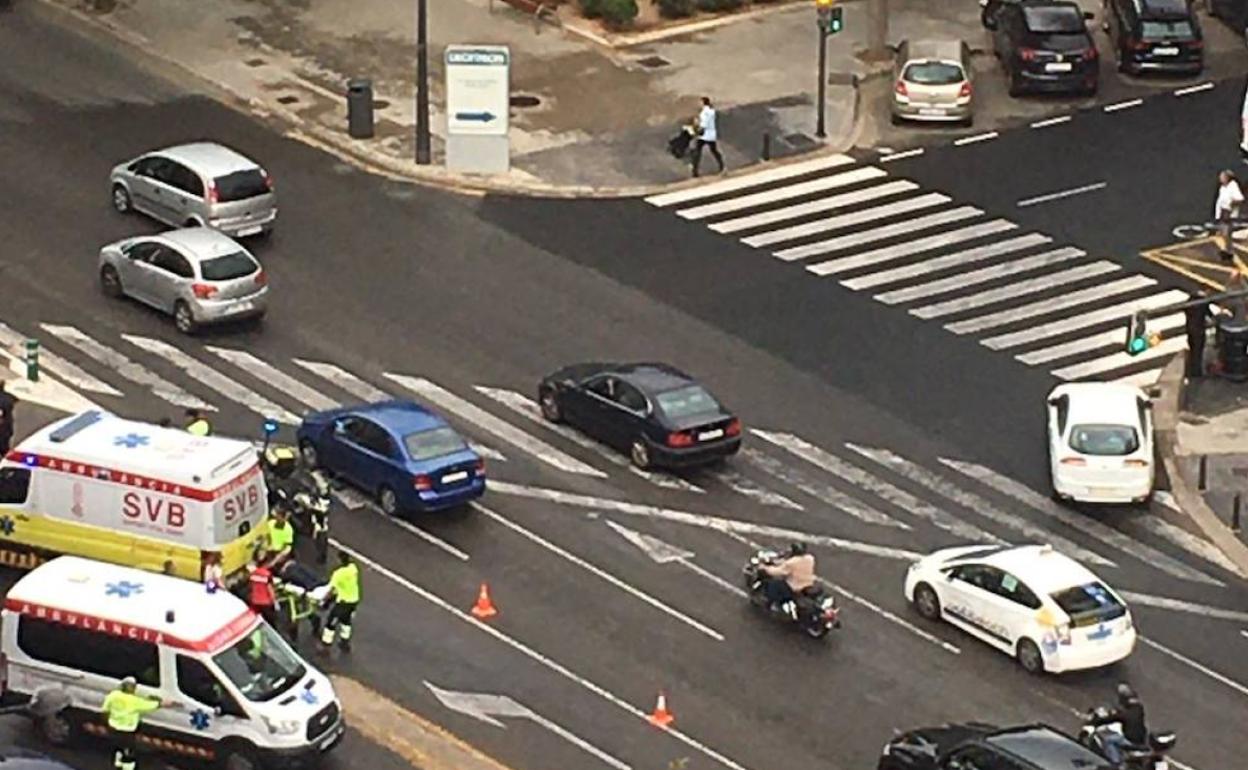 Varias ambulancias en el lugar del accidente. 