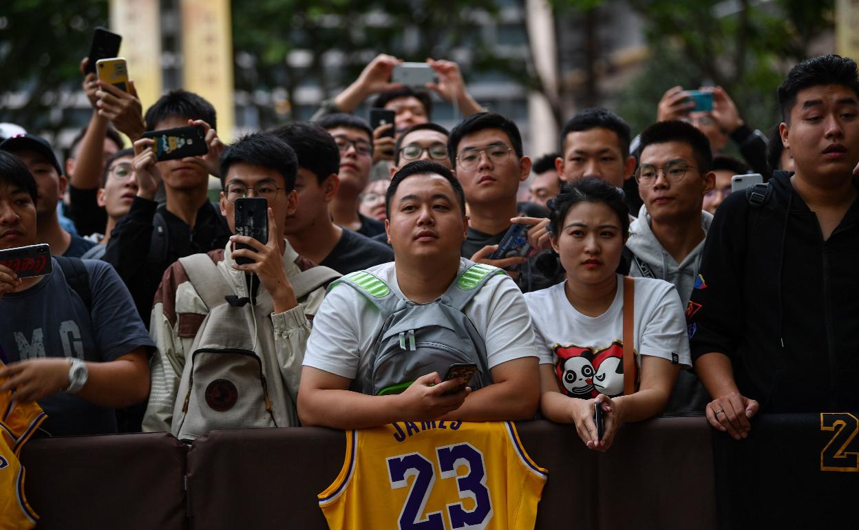 Fans esperan a los jugadores de la NBA para el partido de pretemporada en China entre Brooklyn Nets y Los Angeles Lakers en Shanghai 
