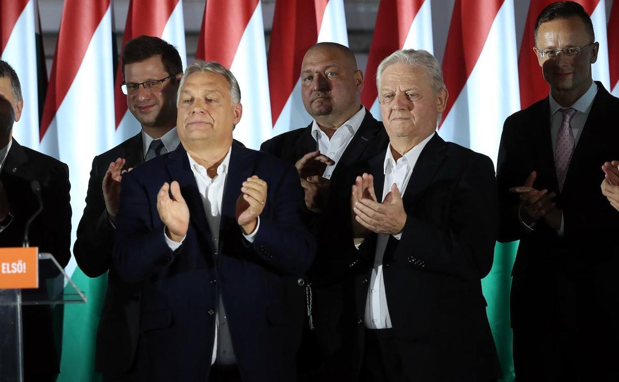 Viktor Orban e Iban Tarlos, comparecen tras las elecciones municipales en Hungría.