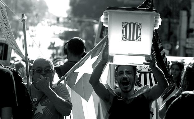Un manifestante muestra hoy una de las urnas utilizadas en el referéndum ilegal del 1 de octubre 