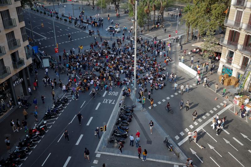 Sentada próxima a la estación de autobuses de Sants