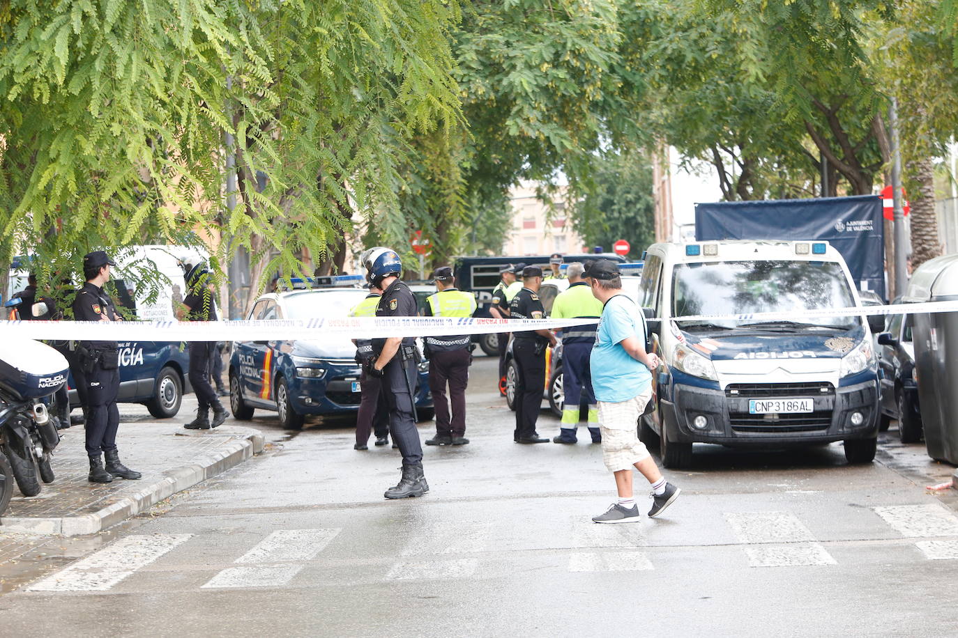 Fotos: Un hombre muere al ser arrollado por un coche que huía de la policía en la Malvarrosa