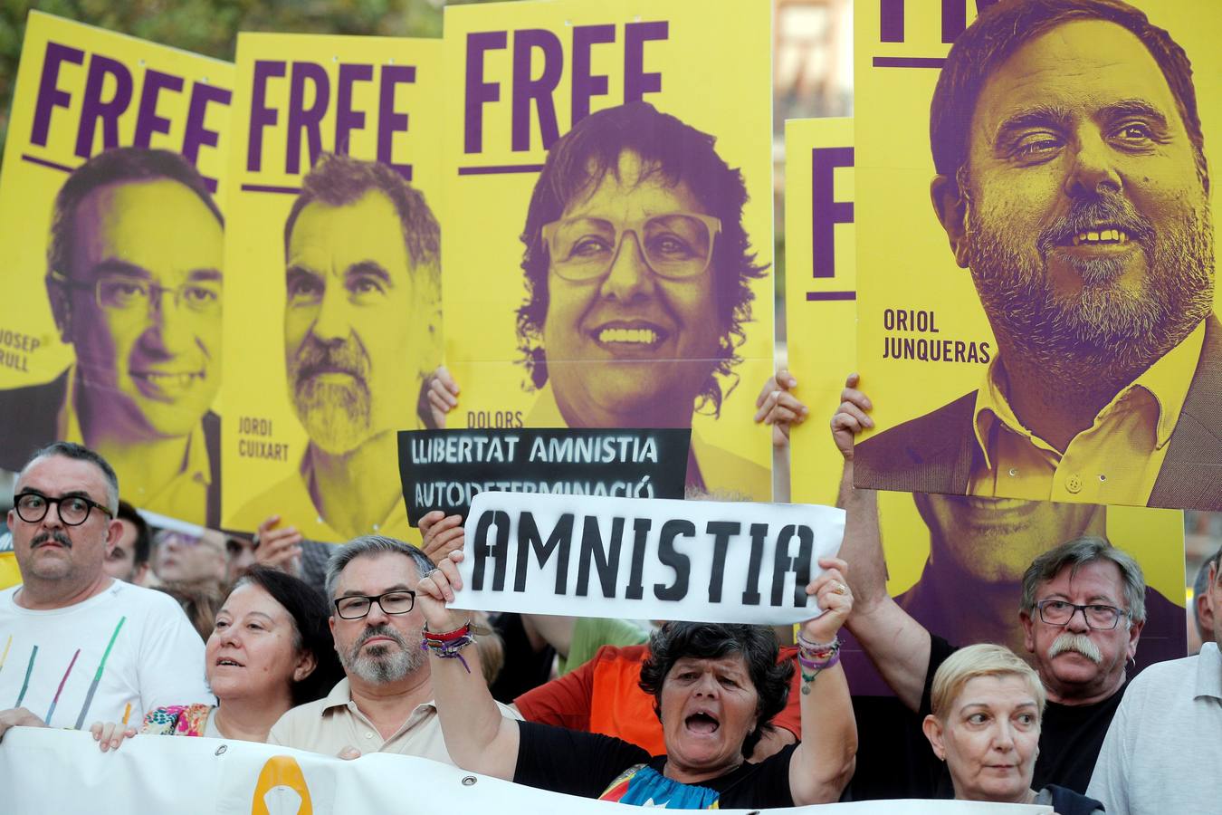 Manifestantes en Valencia contra la condena a los líderes del 'procés' independentista catalán.