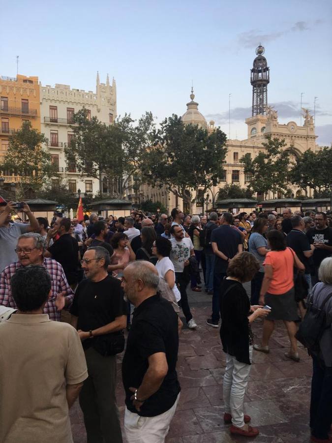 Manifestantes en Valencia contra la condena a los líderes del 'procés' independentista catalán.