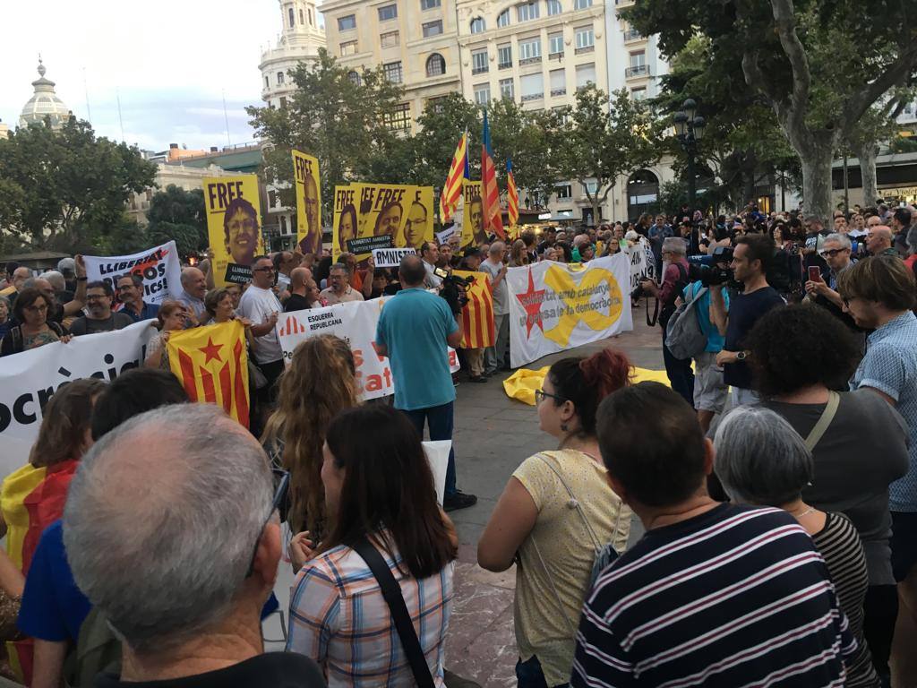 Manifestantes en Valencia contra la condena a los líderes del 'procés' independentista catalán.