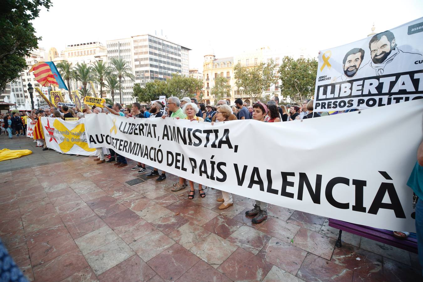 Manifestantes en Valencia contra la condena a los líderes del 'procés' independentista catalán.