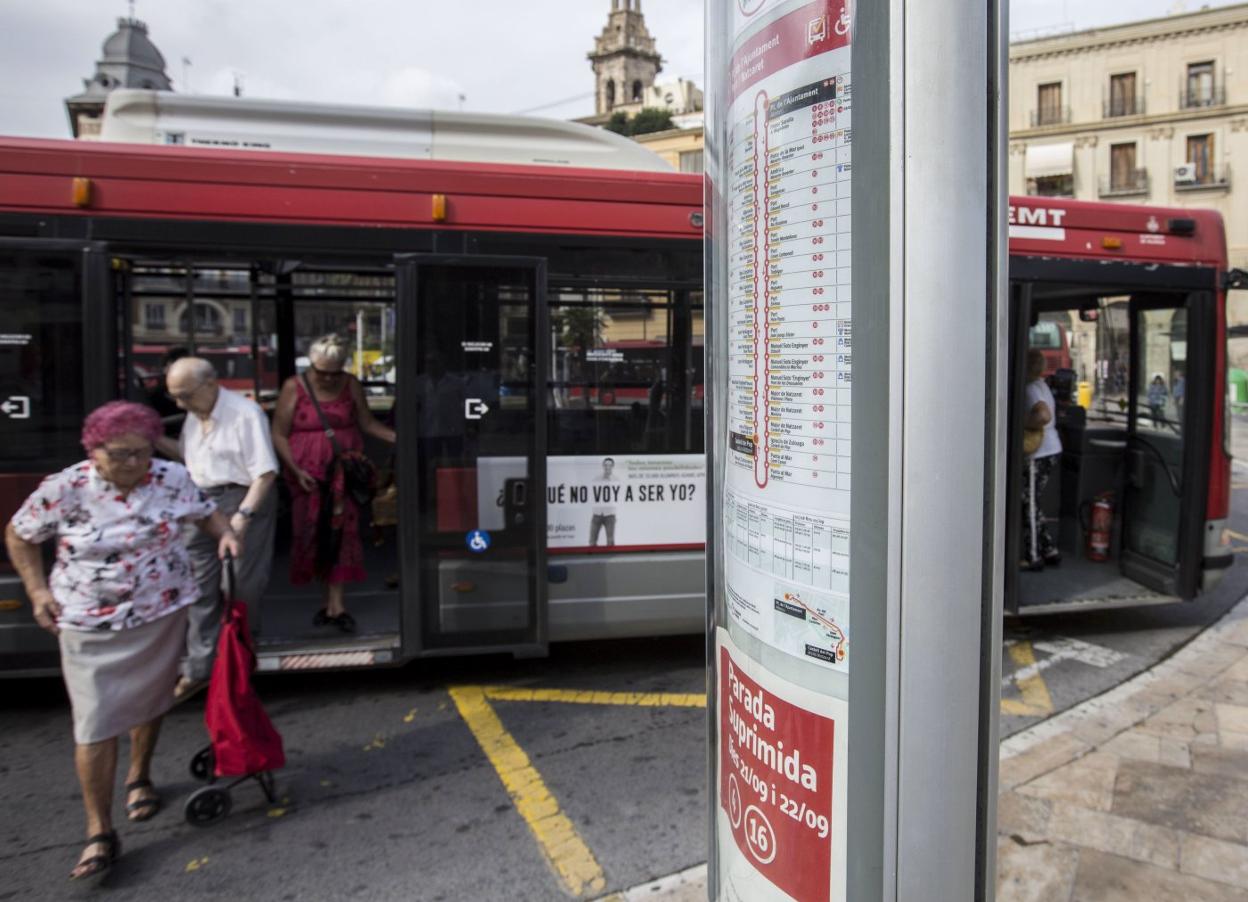 Pasajeros bajan de un autobús de la EMT. 