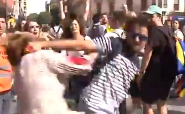 La Policía Nacional detiene al agresor de la mujer que portaba una bandera española