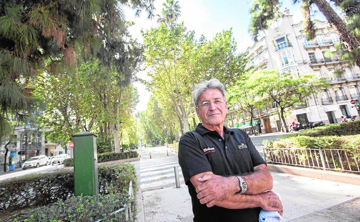 Toni escogió los jardines de la Gran Vía Marqués del Turia para hacer su fotografía de retrato.