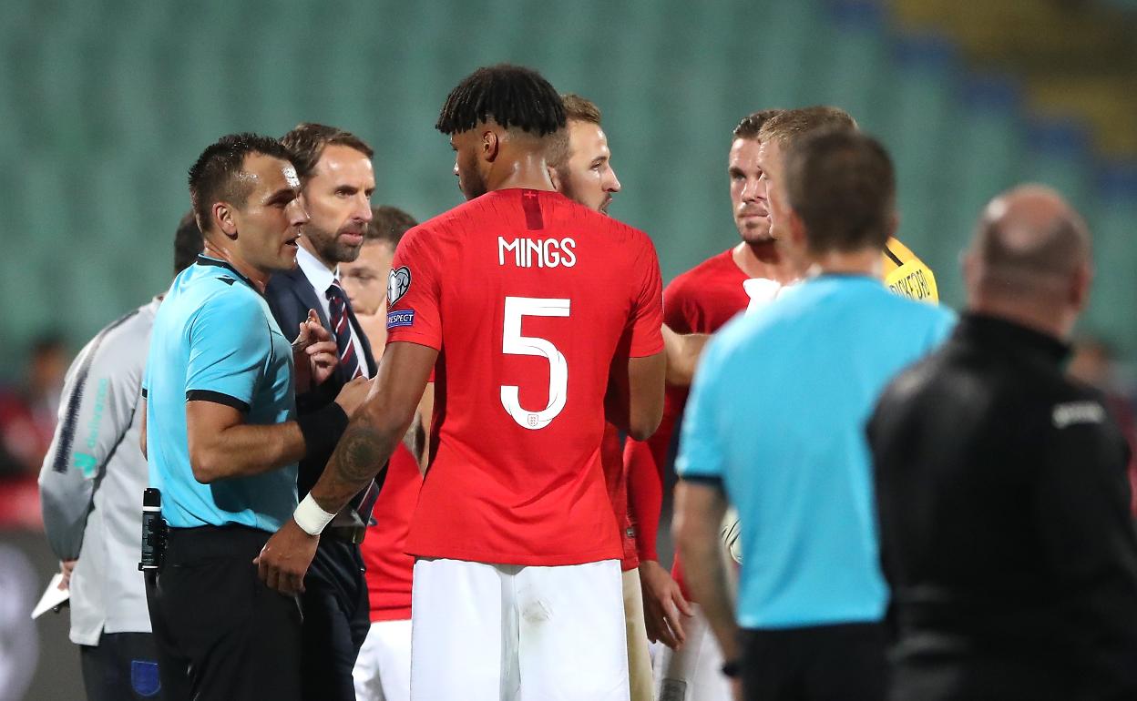 El árbitro Ivan Bebek habla con Gareth Southgate y Tyrone Mings por los cánticos racistas durante el Bulgaria -Inglaterra en el estadio Vasil Levski