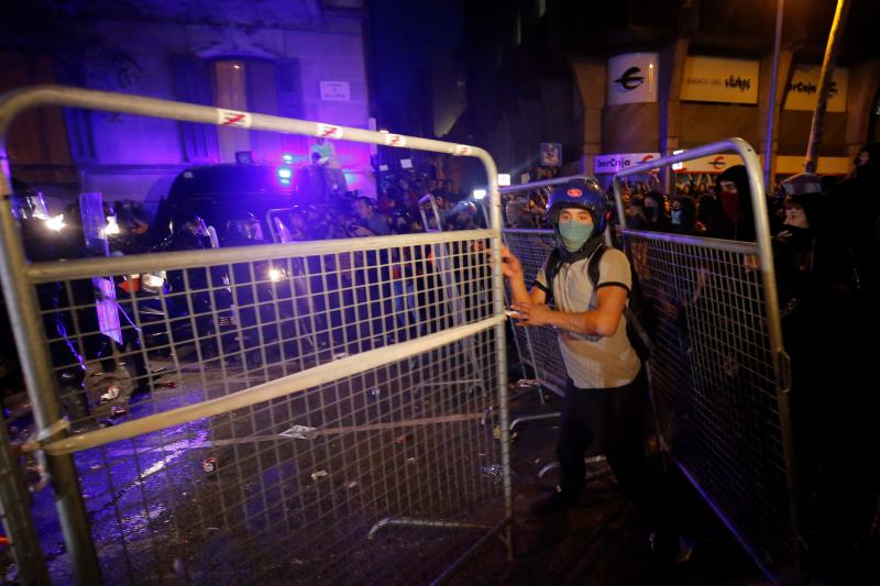 Barricadas de fuego, gritos en favor de la independencia y múltiples objetos en las calles de Barcelona