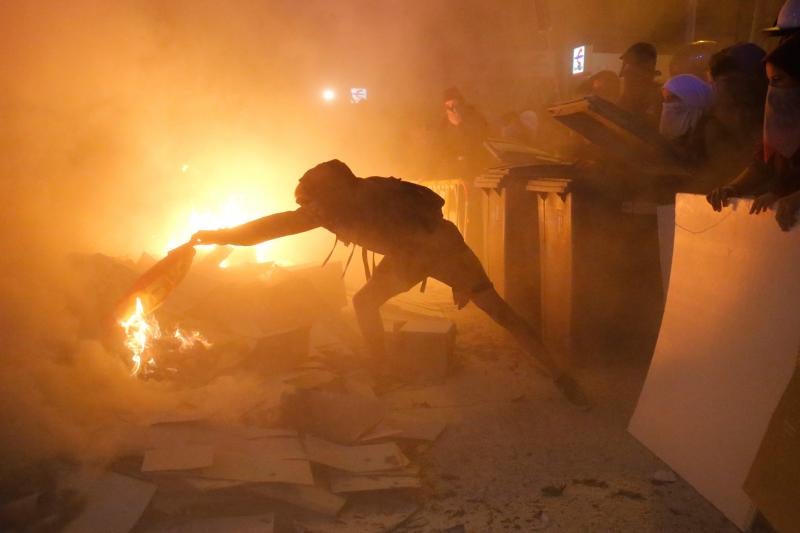 Barricadas de fuego, gritos en favor de la independencia y múltiples objetos en las calles de Barcelona