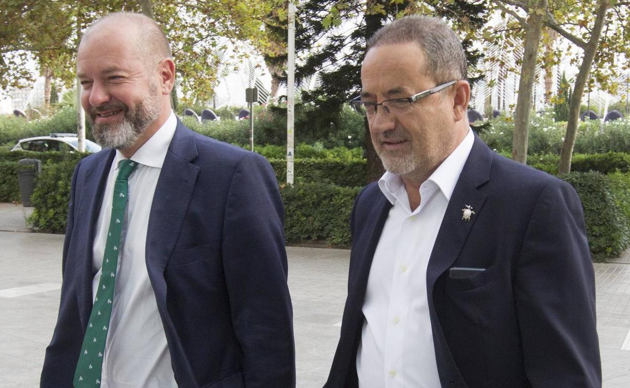 Agapito Iglesias (derecha) y su abogado, en la Ciudad de la Justicia de Valencia el pasado 4 de septiembre.