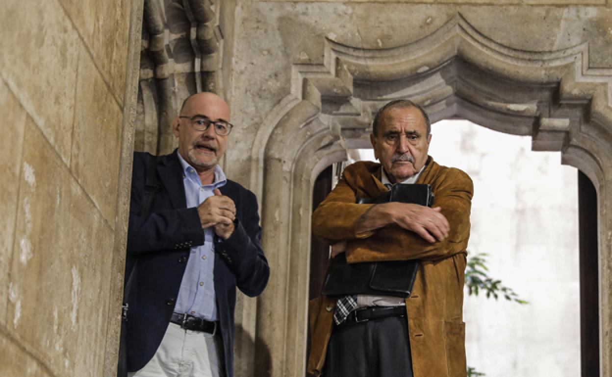 El editor Eliseu Climent (derecha), en el Palau de la Generalitat.