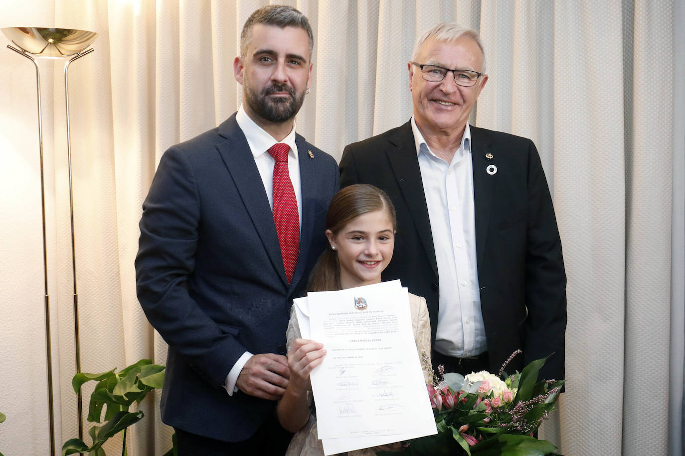 Familiares, amigos y compañeros de casal, celebran la elección de Carla García como fallera mayor infantil 2020. 