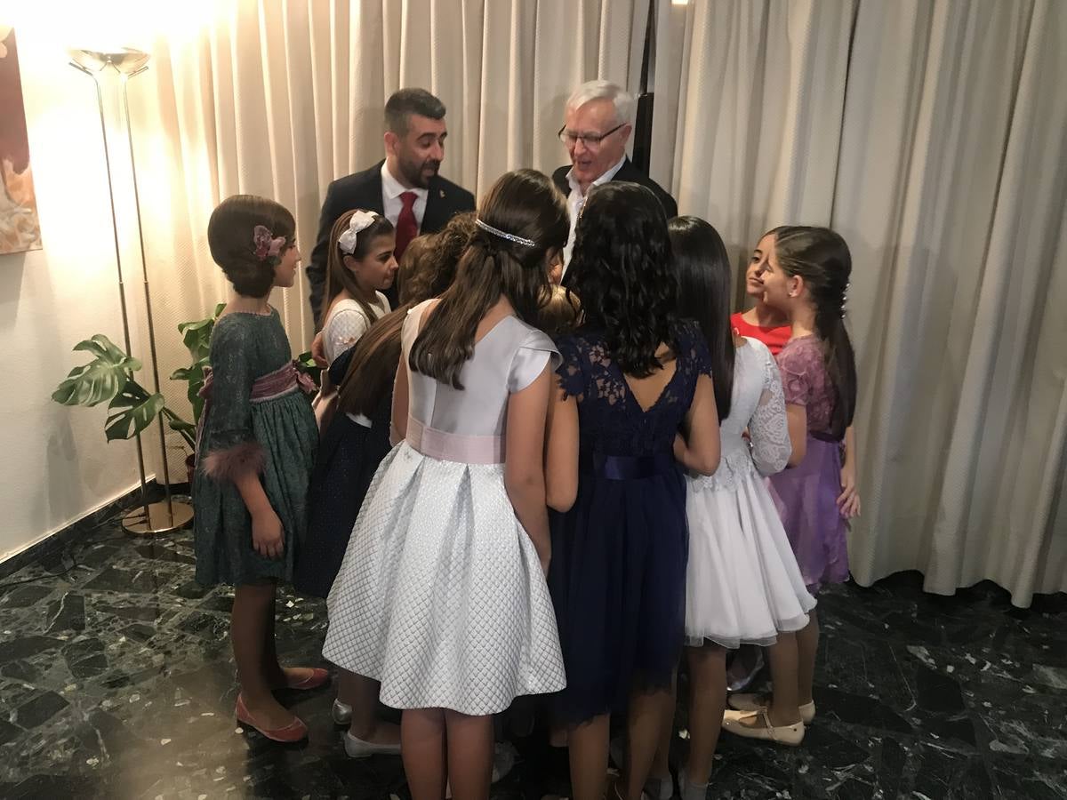 Carla García, fallera mayor infantil 2020, en el día de su elección. Familiares, amigos y compañeros de casal, celebran el nombramiento.