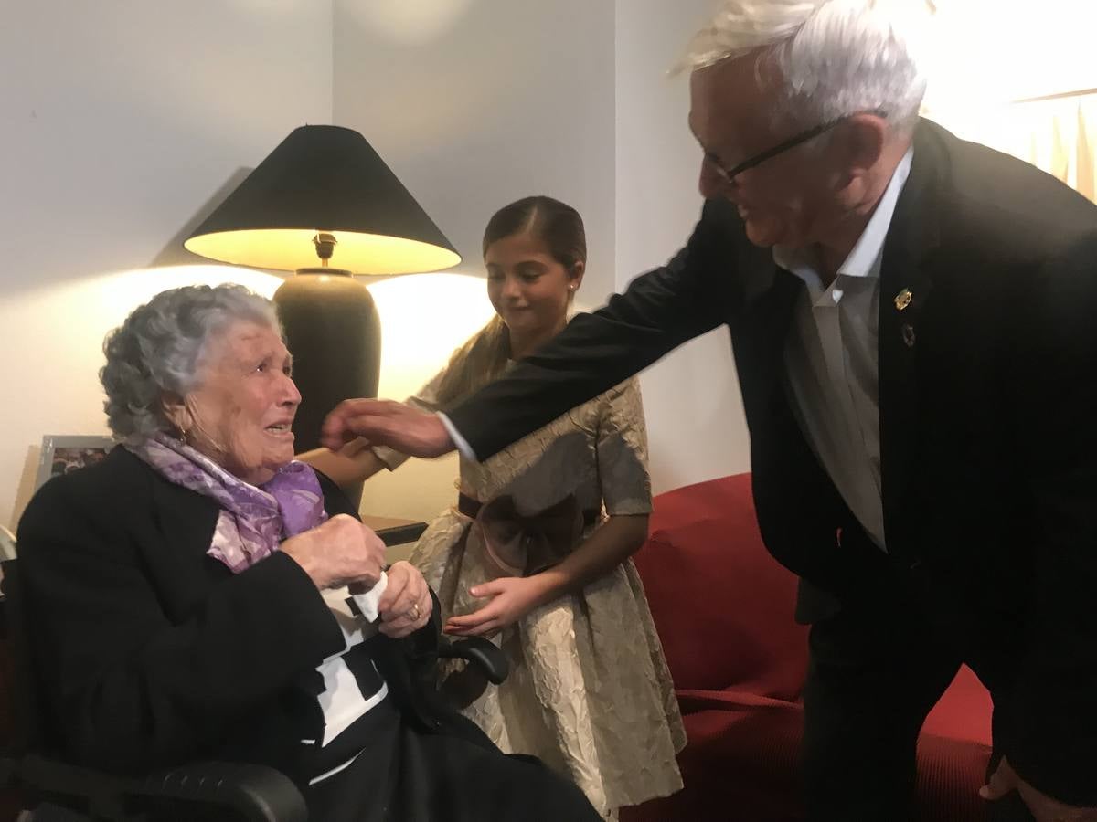 Carla García, fallera mayor infantil 2020, en el día de su elección. Familiares, amigos y compañeros de casal, celebran el nombramiento.