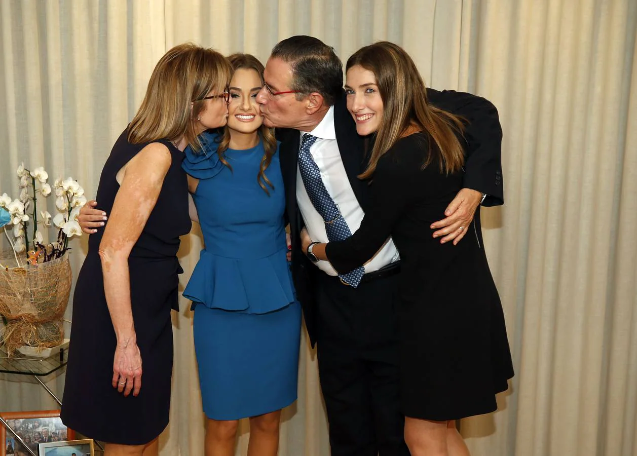 Consuelo Llobell recibe las felicitaciones de su corte y sus familiares, tras su elección como fallera mayor de Valencia 2020.