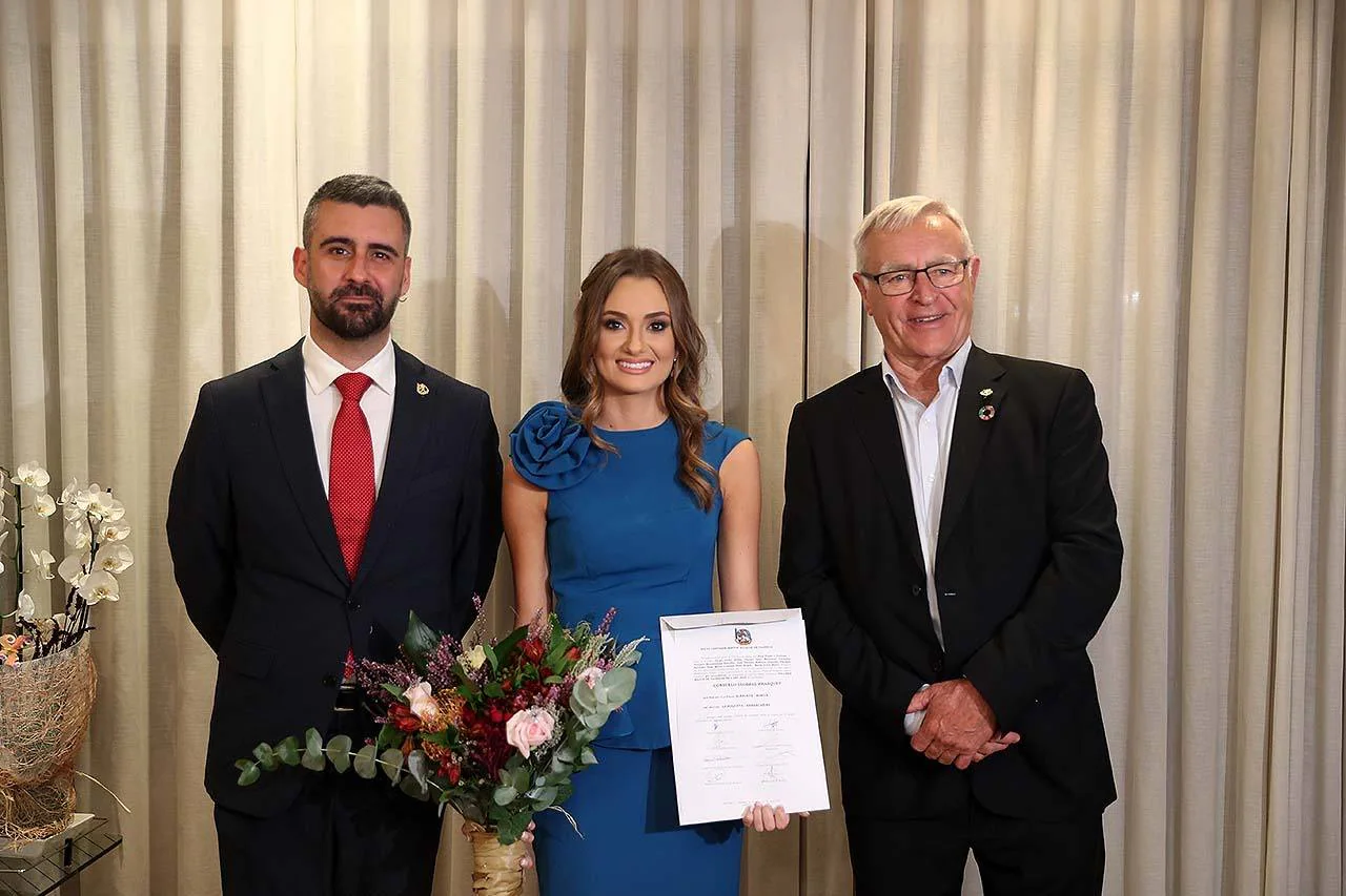 Consuelo Llobell recibe las felicitaciones de su corte y sus familiares, tras su elección como fallera mayor de Valencia 2020.