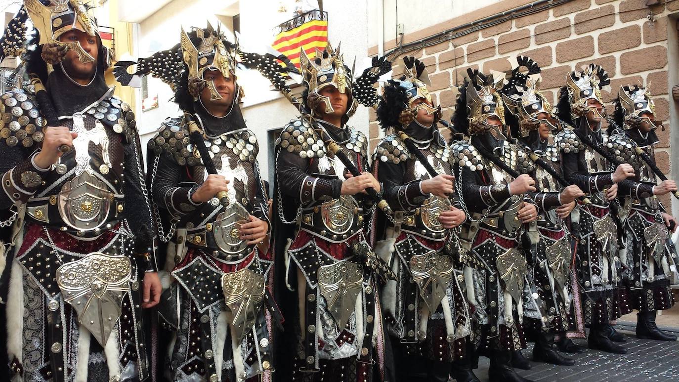 Banyeres de Mariola (Alicante) | Fiestas de Moros y Cristianos en honor de San Jorge Mártir. Declarada el 25/04/1988