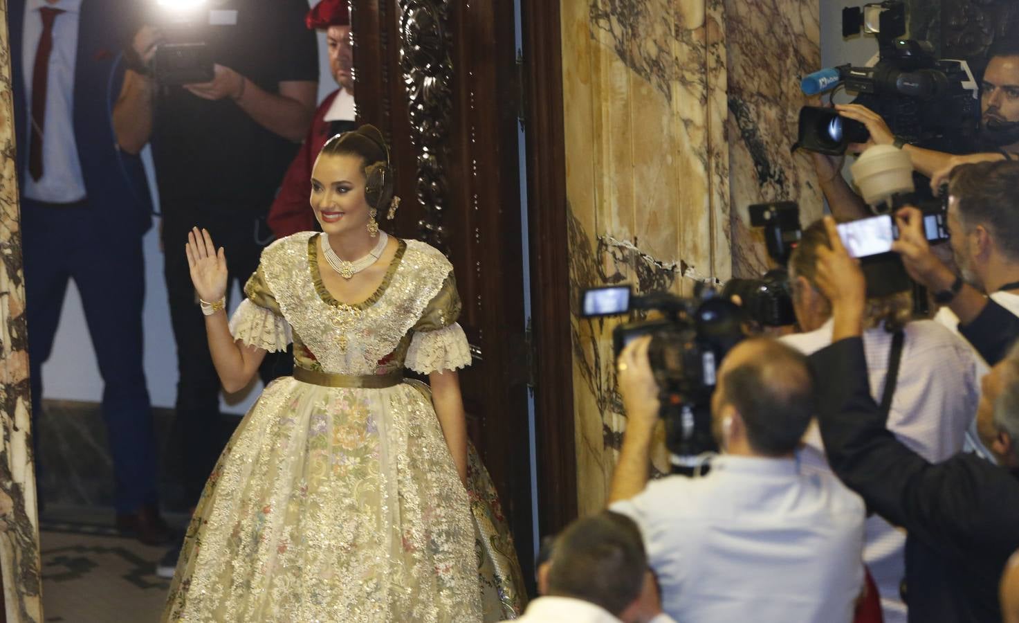 Consuelo Llobell y Carla García han sido nombradas como las máximas representantes de las Fallas 2020 en el acto celebrado este jueves en el Ayuntamiento de Valencia.