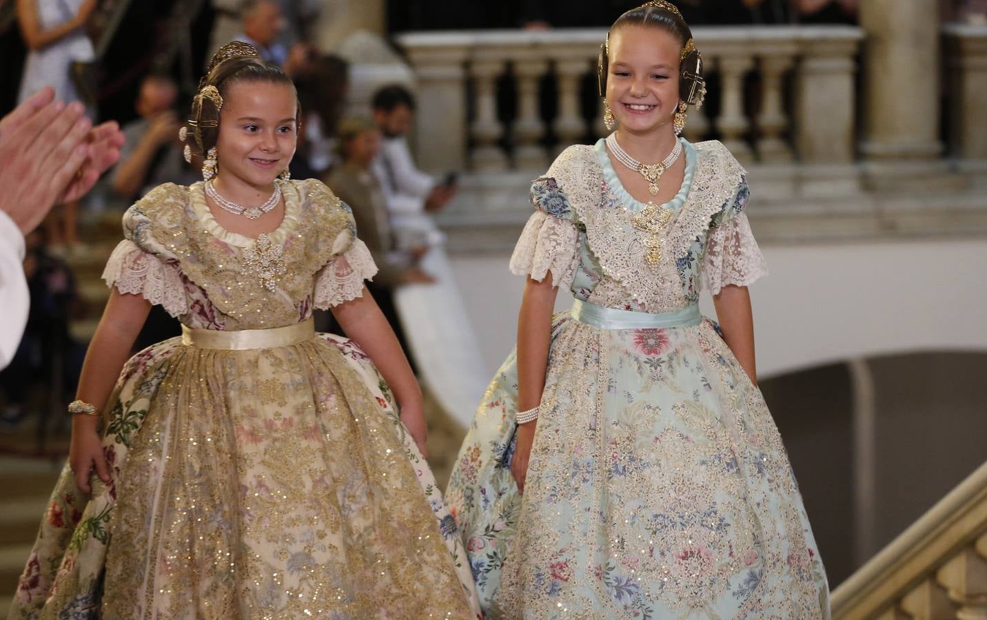 Consuelo Llobell y Carla García han sido nombradas como las máximas representantes de las Fallas 2020 en el acto celebrado este jueves en el Ayuntamiento de Valencia.