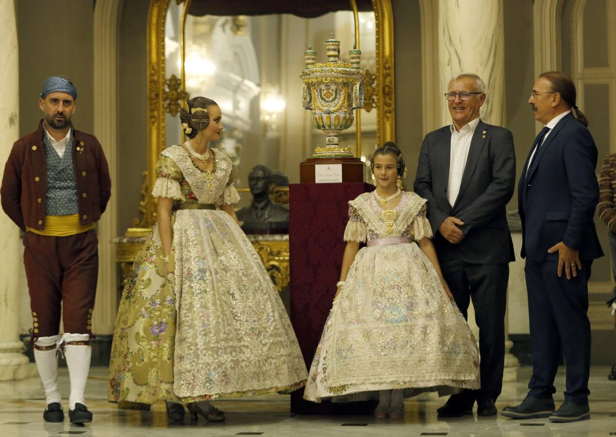 Consuelo Llobell y Carla García han sido nombradas como las máximas representantes de las Fallas 2020 en el acto celebrado este jueves en el Ayuntamiento de Valencia.