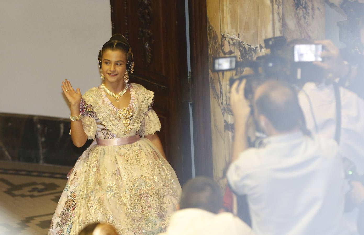 Consuelo Llobell y Carla García han sido nombradas como las máximas representantes de las Fallas 2020 en el acto celebrado este jueves en el Ayuntamiento de Valencia.