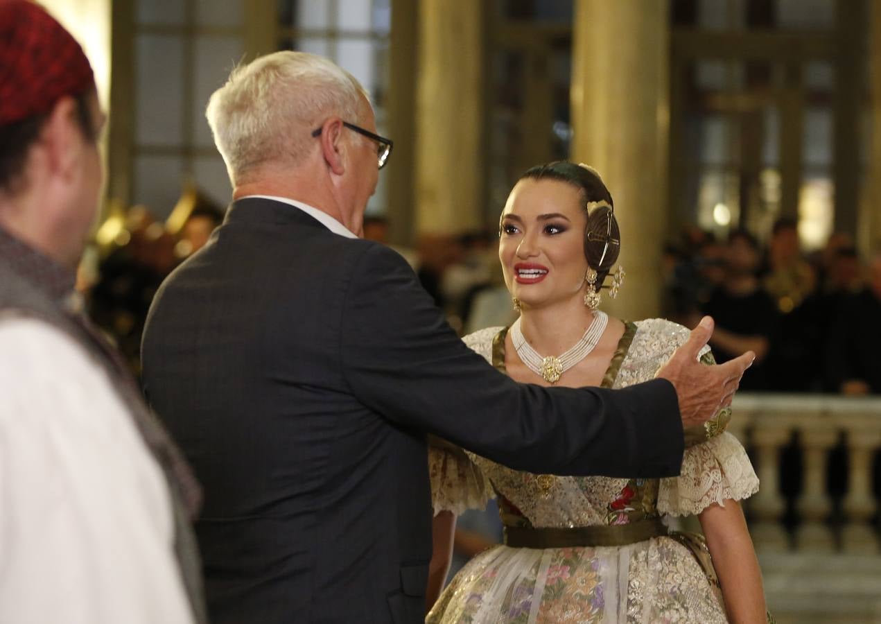 Consuelo Llobell y Carla García han sido nombradas como las máximas representantes de las Fallas 2020 en el acto celebrado este jueves en el Ayuntamiento de Valencia.