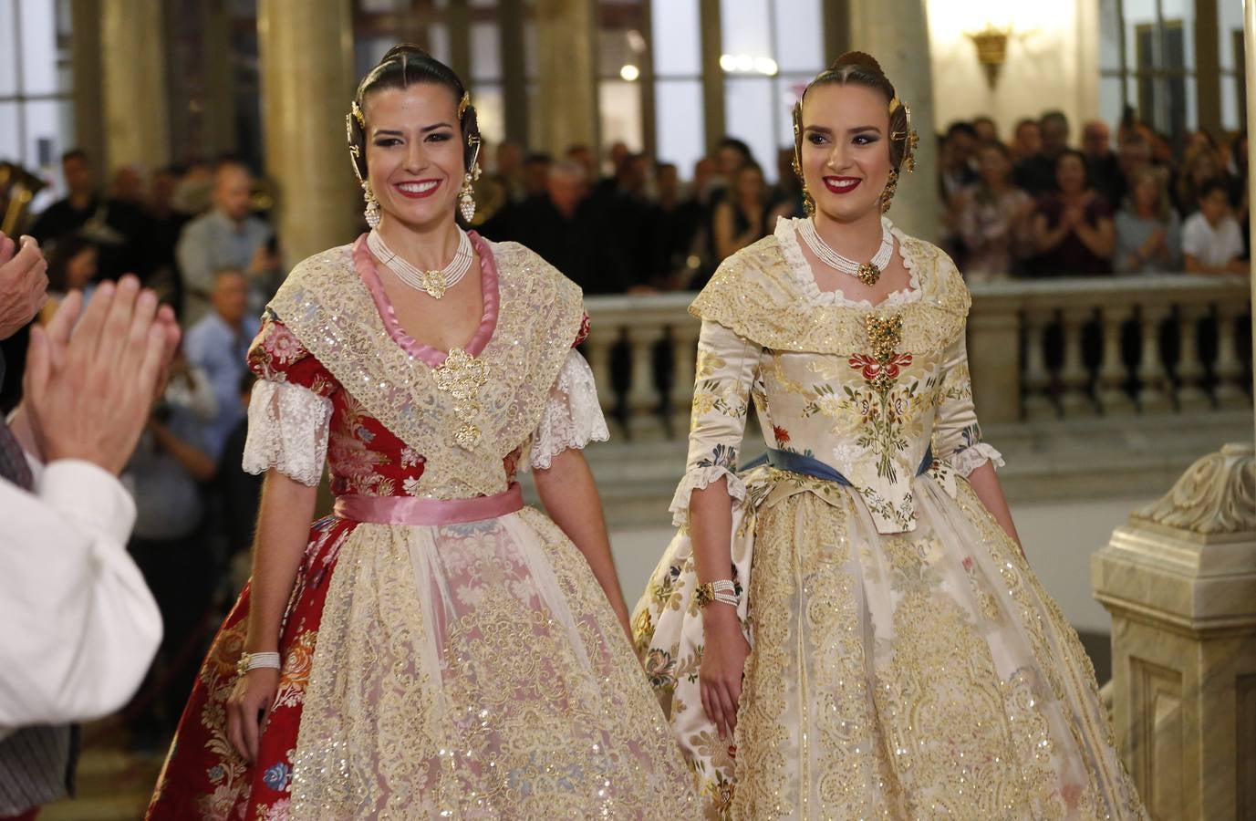 Consuelo Llobell y Carla García han sido nombradas como las máximas representantes de las Fallas 2020 en el acto celebrado este jueves en el Ayuntamiento de Valencia.