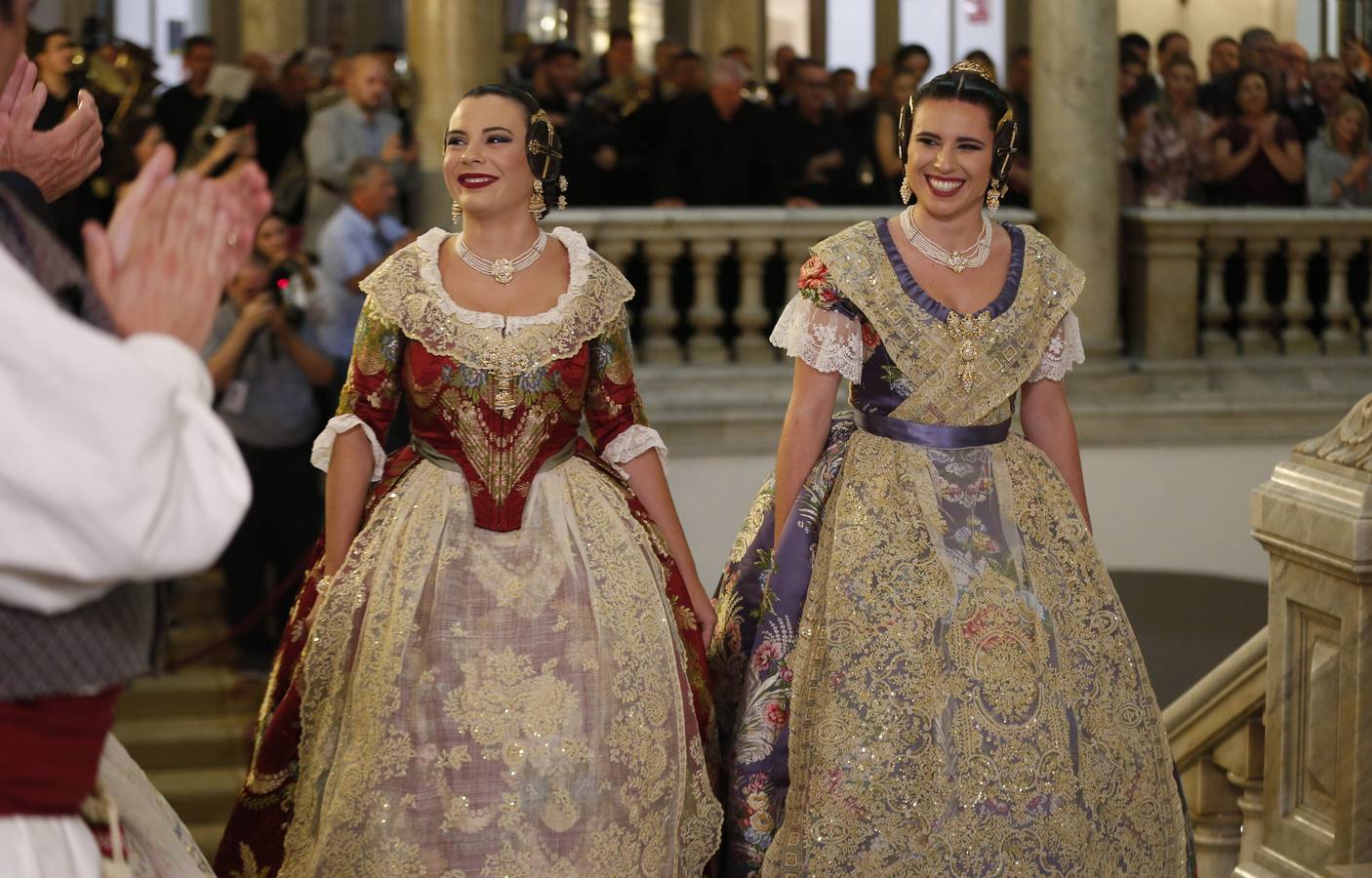 Consuelo Llobell y Carla García han sido nombradas como las máximas representantes de las Fallas 2020 en el acto celebrado este jueves en el Ayuntamiento de Valencia.