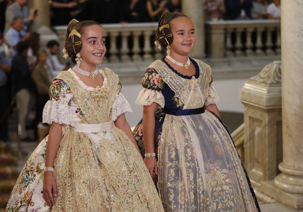 Consuelo Llobell y Carla García han sido nombradas como las máximas representantes de las Fallas 2020 en el acto celebrado este jueves en el Ayuntamiento de Valencia.