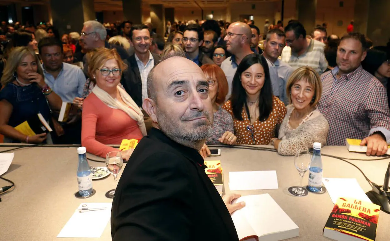 Ramón Palomar atiende a sus lectores durante la presentación de su segunda novela en el Aula LAS PROVINCIAS.