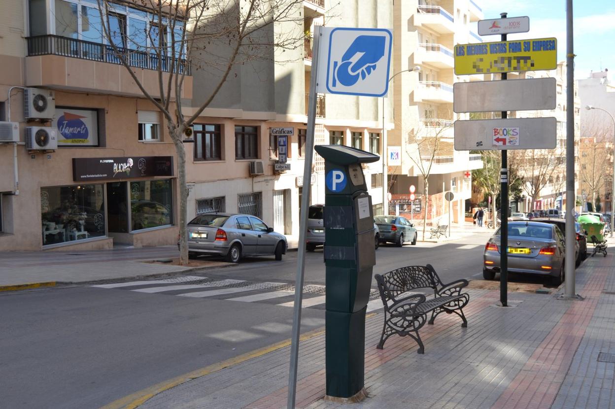 La zona azul en la avenida de Valencia de Calp. 