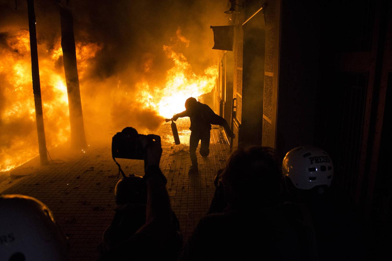 Fotos: Noche de terror en las calles de Barcelona