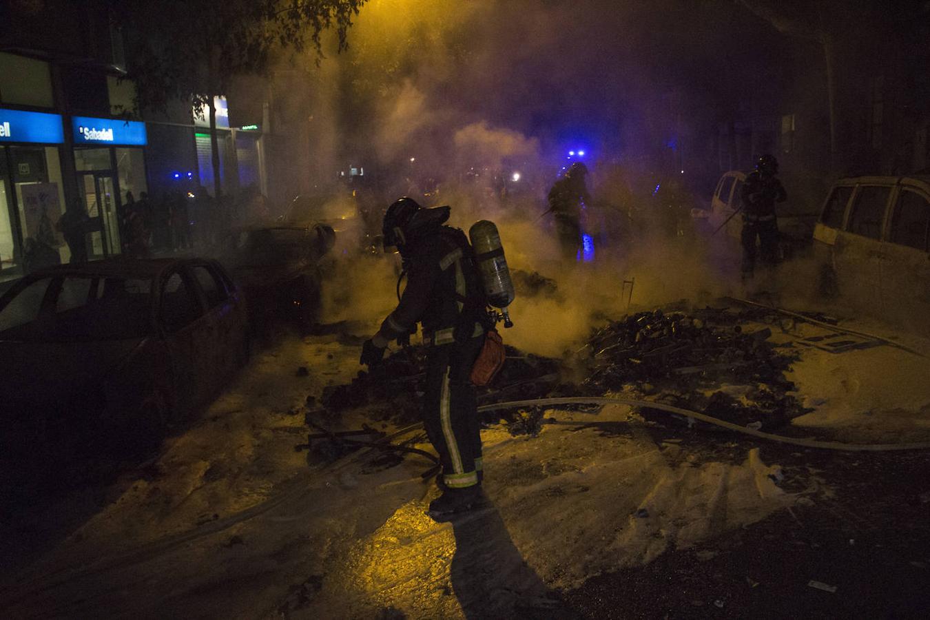 Fotos: Noche de terror en las calles de Barcelona