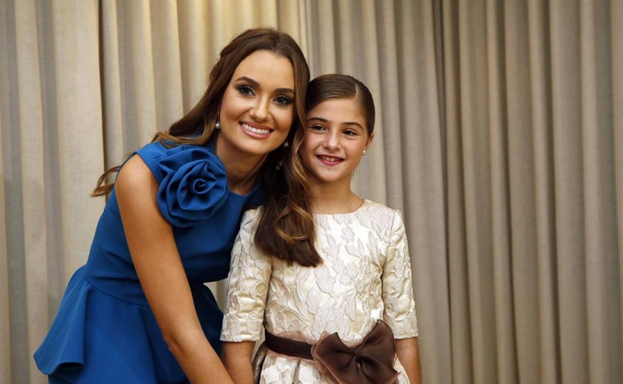 Consuelo Llobell y Carla García, falleras mayores de Valencia 2020.